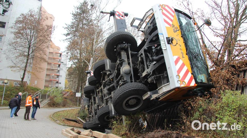 In der Klenzestraße in Regensburg ist am Montag ein etwa 60 Tonnen schwerer Autokran umgekippt. Bild: Dominic Casdorf