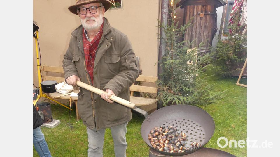 Rege Nachfrage bestand für die heißen Maronen von Karlheinz Keck. Bild: rn