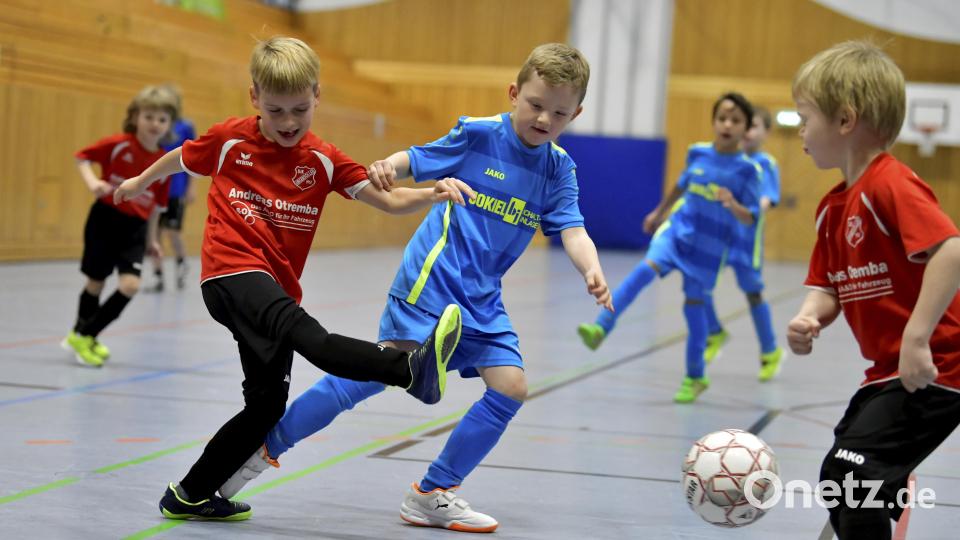 Szene aus dem Spiel der G-Jugend zwischen dem SV Raigering (blaue Trikots) und der DJK Ursensollen. Bild: Hubert Ziegler