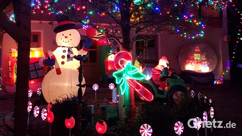 Ein hell leuchtender Schneemann, umgeben von vielen bunten Lichtern, grüßt schon aus der Ferne. Bild: ban