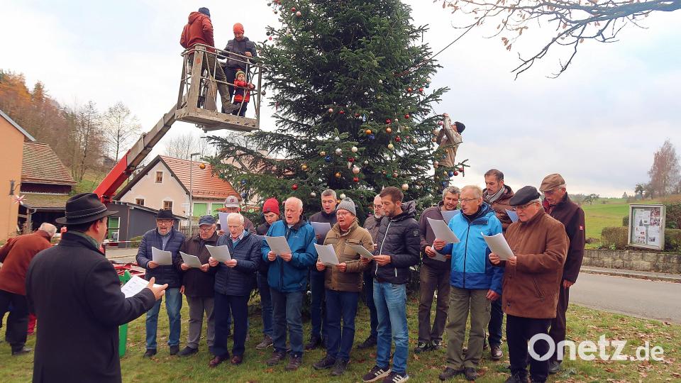 Der Männergesangverein „Frohsinn“ bereicherte die Christbaumkugelaktion mit Weihnachtsliedern. Bild: bsc