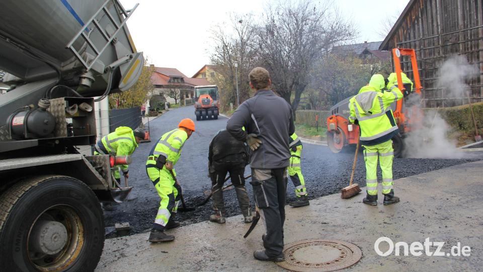 Lückenschluss vom Heideweg zur Dietersdorfer Straße: Nicht alles ist Maschinenarbeit, bisweilen muss auch Hand angelegt werden. Bild: Josef Böhm