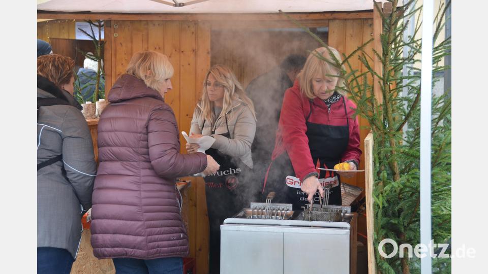 Die Tornadokartoffeln am CSU-Stand sind heiß begehrt. Bild: dob