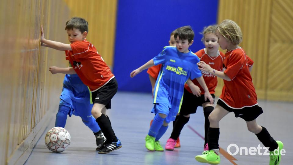 Szene aus dem Spiel bei der G-Jugend zwischen SV Raigering (blaue Trikots) und SV Michaelpoppenricht (rote Trikots). Bild: Hubert Ziegler