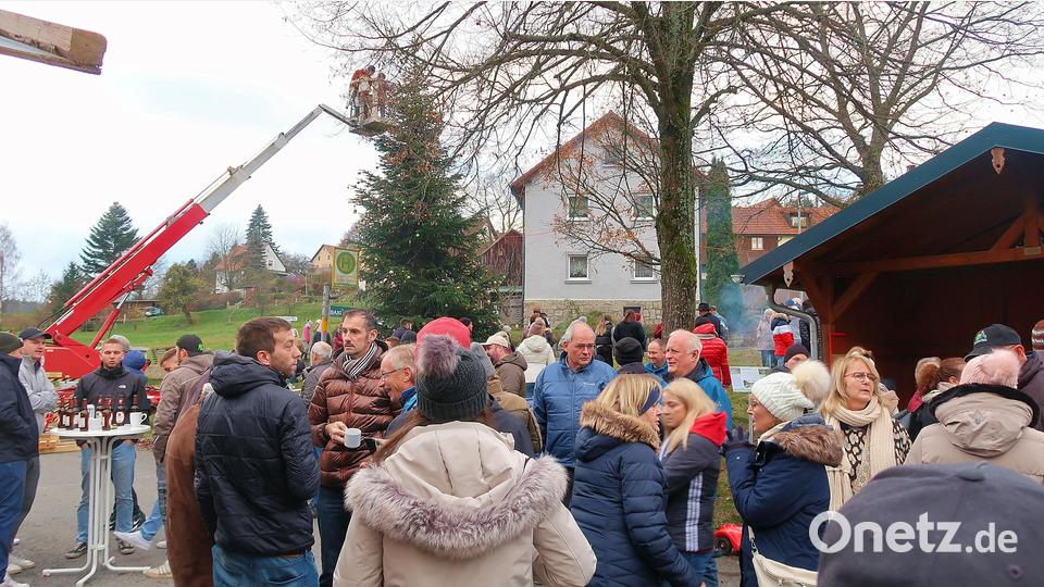 Großen Anklang fand die Christbaumkugelaktion des Schützenvereins und der Dorfgemeinschaft Frauenreuth zugunsten der Kinderkrebshilfe. Rund um den Christbaum herrschte Weihnachtsmarktstimmung. Bild: bsc