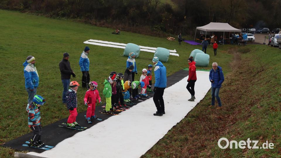 Auf 2 Strecken brachten die Betreuer des Ski-Clubs Rieden den Kindern alles bei, was man ganz am Anfang auf Skier lernt, nämlich Gehen und Stehen, eine Miniabfahrt und überhaupt das Gefühl, auf den &quot;Brettern&quot; zu sein. Bild: mrr