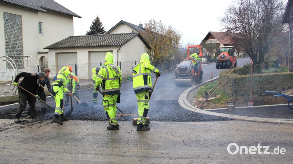 Lückenschluss vom Heideweg zur Dietersdorfer Straße. Nicht alles ist Maschinenarbeit, bisweilen muss auch Hand angelegt werden. Bild: Josef Böhm