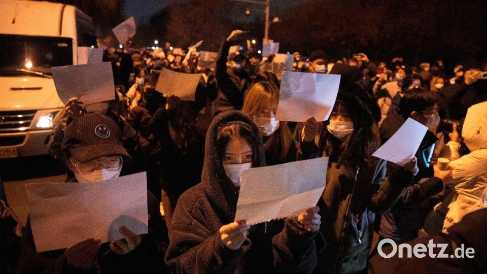 Protest mit weißen Blättern in Peking. Bild: Ng Han Guan/AP/dpa