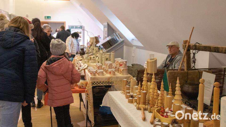 Im Innenraum eines zum Geschichtspark gehörenden Gebäudes hatten die Händler ihre Stände aufgestellt. Bild: Susanne Forster