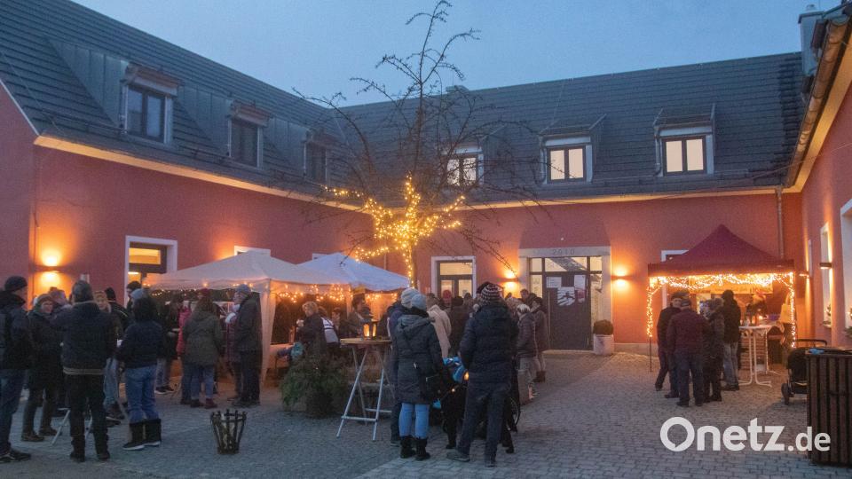 Beim &quot;Adventszauber&quot; im Außenbereich vor dem Geschichtspark Bärnau-Tachov am ersten Adventswochenende haben sich die Besucher in weihnachtlichem Ambiente auf die besinnliche Zeit eingestimmt. Bild: Susanne Forster