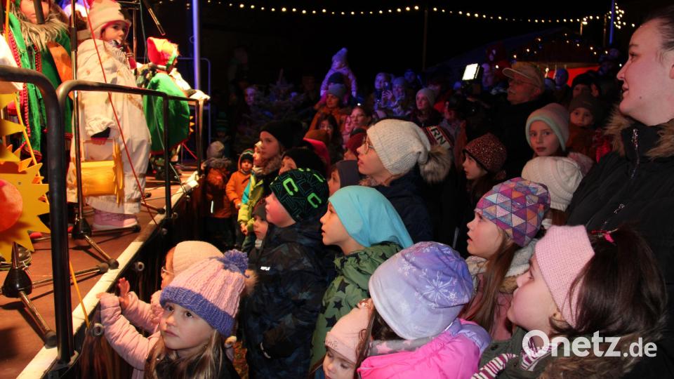 Ein Besuchermagnet war nach zweijähriger Zwangspause der Weihnachtsmarkt der Musikschule. Der Platz vor dem Lobkowitz-Schloss platzte aus allen Nähten. Vor allem die Kinder erwartete ein abwechslungsreiches Programm. Als Höhepunkt besuchten St. Nikolaus, das Christkind, kleine Engel und Zwerge die KInder. Bild: prh