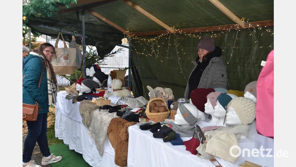 Auch Wollsachen sind im Angebot. Bild: dob