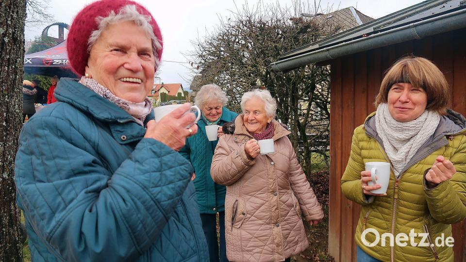 Glühwein für einen guten Zweck. Jung und Alt beteiligte sich an der Aktion auf dem Dorfanger in Frauenreuth. Bild: bsc