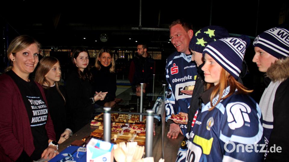 In der Kaffeestube bedient der Nachwuchs des Vereins. Bild: R. Kreuzer