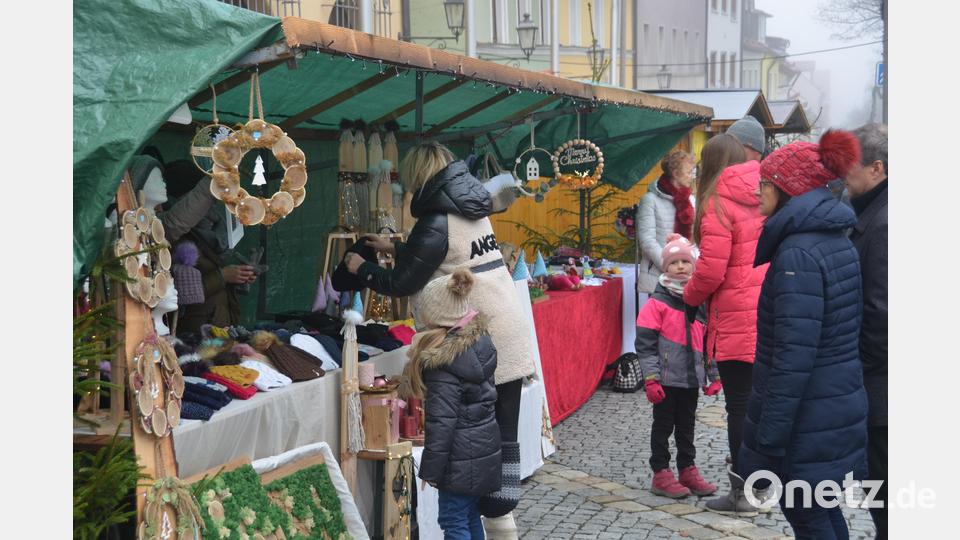 Die ersten Besucher schauen schon am Vormittag an den Ständen vorbei. Bild: dob