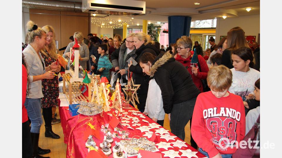 Die Aula der St. Felix Schule platzte beim Adventsbasar aus allen Nähten. Die Schüler hatten schöne Advents- und Weihnachtsartikel und andere nützliche und interessante Sachen gebastelt und verkauften diese zu günstigen Preisen. Bild: prh