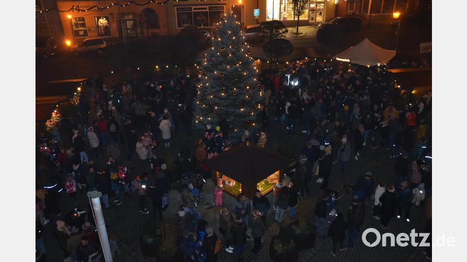 Am Abend ist die Budenstadt gut gefüllt. Bild: dob