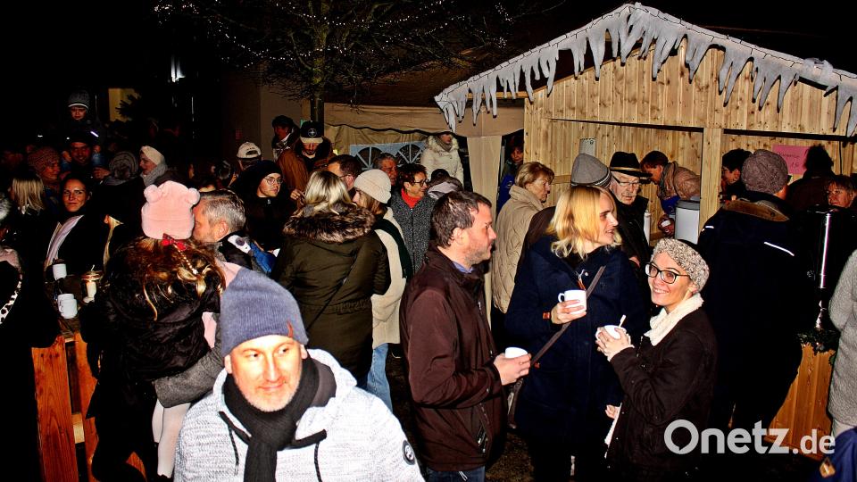 Die Besucher drängen sich an den Ständen. Bild: R. Kreuzer