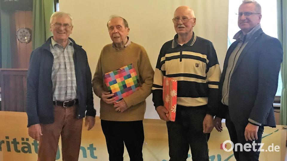 Manfred Haberzeth (links) und Alexander Gröbner (rechts) zeichnen Heinz Gerstenberger und Hans Reger aus. Bild: Rothballer/exb