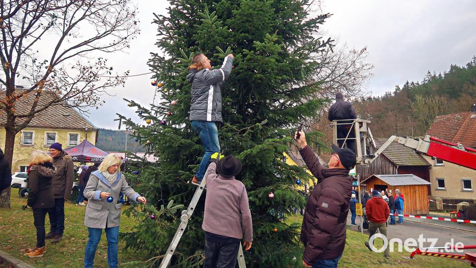 Wem die Zeit in der Warteschlange vor der Hebebühne zu lange dauerte, der brachte seine Christbaumkugeln mit Hilfe einer Leiter im unteren Bereich an. Bild: bsc