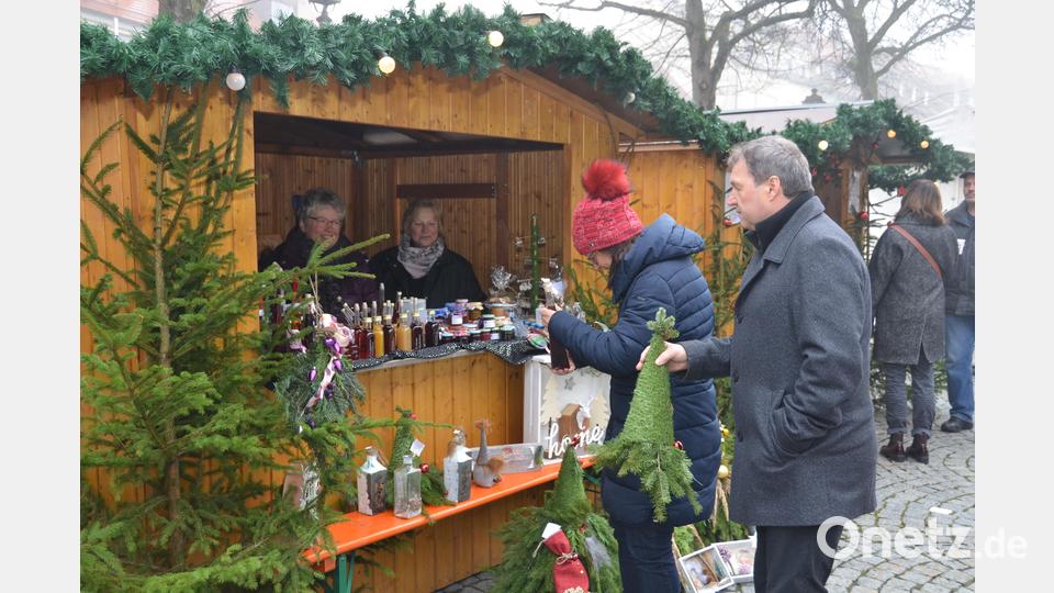 Familie Lang aus Altenstadt/Voh. ist bereits fündig geworden. Heuer gesellt sich ein kleiner Tannenbaum zur adventlichen Dekoration dazu. Bild: dob