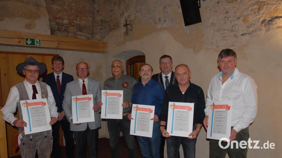 Sechs Bürger werden mit der Ehrenurkunde in Silber und Bronze geehrt. Bild: pop