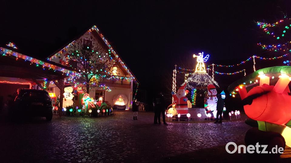 Ein Kommen und Gehen: Eltern und Großeltern besuchen mit ihren (Enkel-) Kindern das Weihnachtshaus in Erbendorf. Bild: ban
