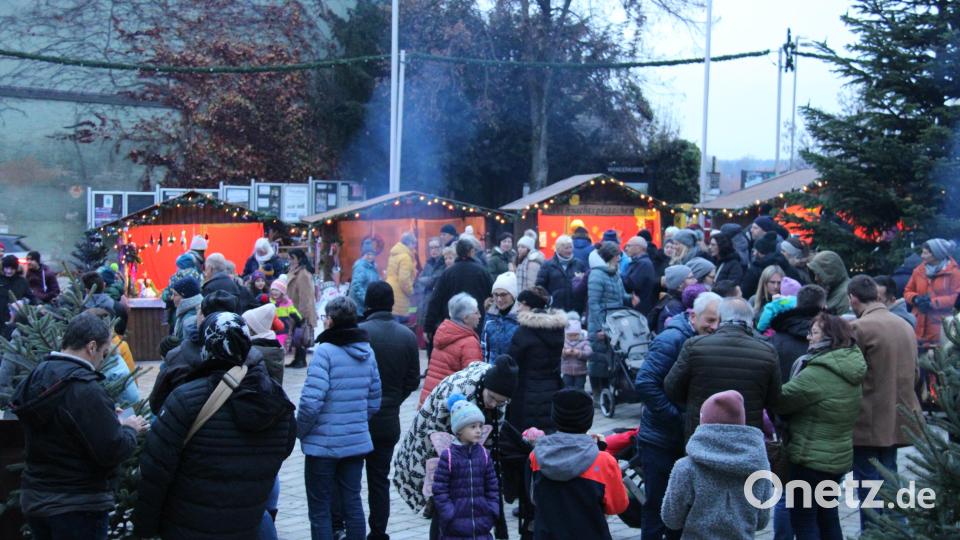 Ein Besuchermagnet war nach zweijähriger Zwangspause der Weihnachtsmarkt der Musikschule. Der Platz vor dem Lobkowitz-Schloss platzte aus allen Nähten. Vor allem die Kinder erwartete ein abwechslungsreiches Programm. Als Höhepunkt besuchten St. Nikolaus, das Christkind, kleine Engel und Zwerge die KInder. Bild: prh