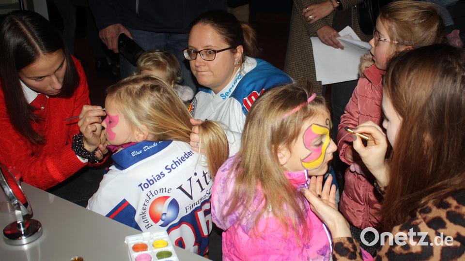 Am Eingang ist ein Tisch aufgebaut, an dem drei junge Damen die Jüngsten beim Kinderschminken überraschen. Bild: R. Kreuzer