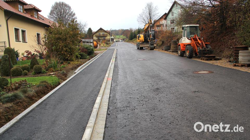 Der in diesem Jahr ausgebaute Abschnitt der Dietersdorfer Straße mit neuem Gehweg bis zur Ortsgrenze: Mit dem Asphaltieren der Tragschicht kann die Straße wieder frei befahren werden. Bild: Josef Böhm