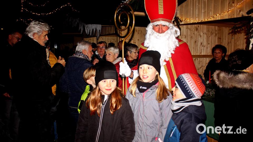 Der Nikolaus verteilte Geschenke an die Kinder. Bild: R. Kreuzer