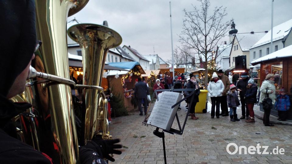 Wenn am frühen Abend Adventslieder des Posaunenchors über den Marktplatz klingen, dann ist romantische Stimmung angesagt. Archivbild: jml