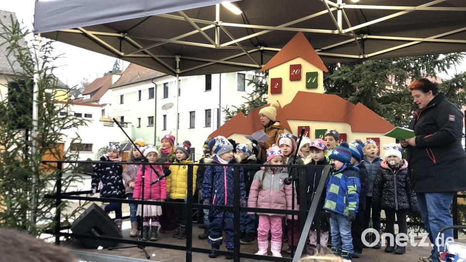 Die Kindergärten der Marktgemeinde sangen Weihnachtslieder. Bild: mis