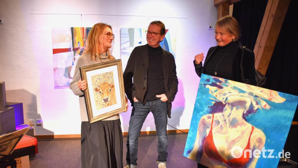 Kunsthaus-Fördervereinsvorsitzender Wolfgang Horn stellte den Vernissage-Gästen die Künstlerinnen Hanne Heck und Stefanie Stangl (von links) sowie deren Kunstrichtungen vor. Bild: ubb