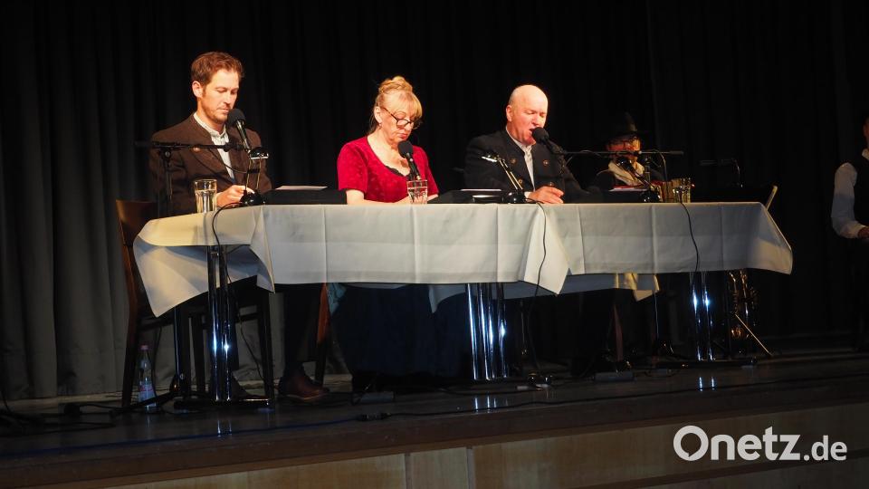 Die Schauspieler Stefan Murr, Johanna Birkenbinder und Heinz-Josef Braun (von links) lassen in der Neustädter Stadthalle den Wildschütz Jennerwein wieder lebendig werden. Bild: stn
