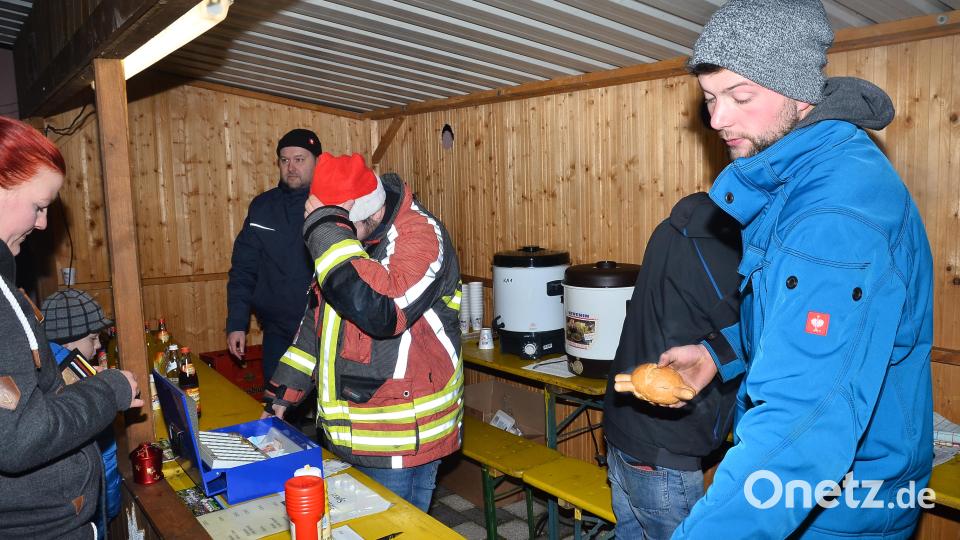 Die Waidhauser Feuerwehr bietet Essen und Trinken durch ein engagiertes Helferteam. Bild: fjo