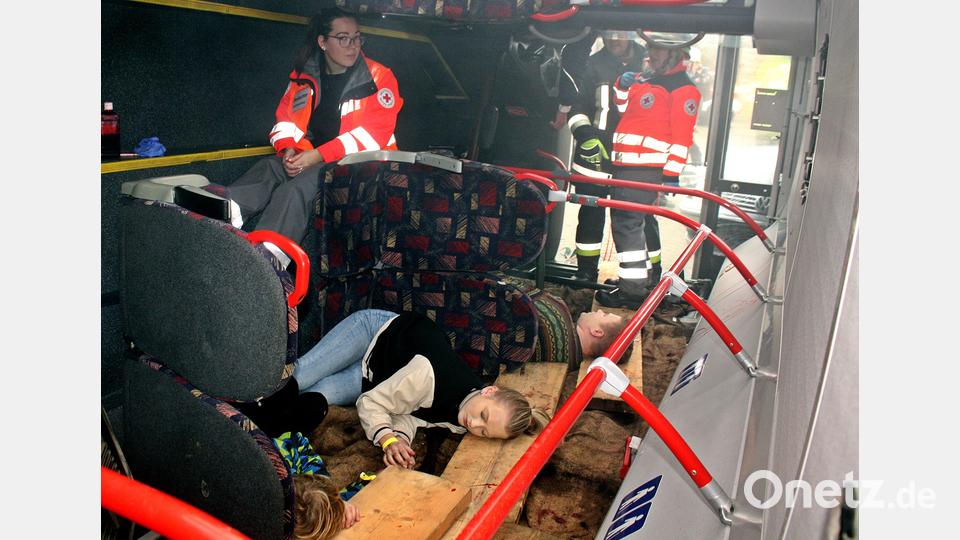 Ein Blick in den umgekippten Bus zeigt verletzte Schüler. Bild: R. Kreuzer