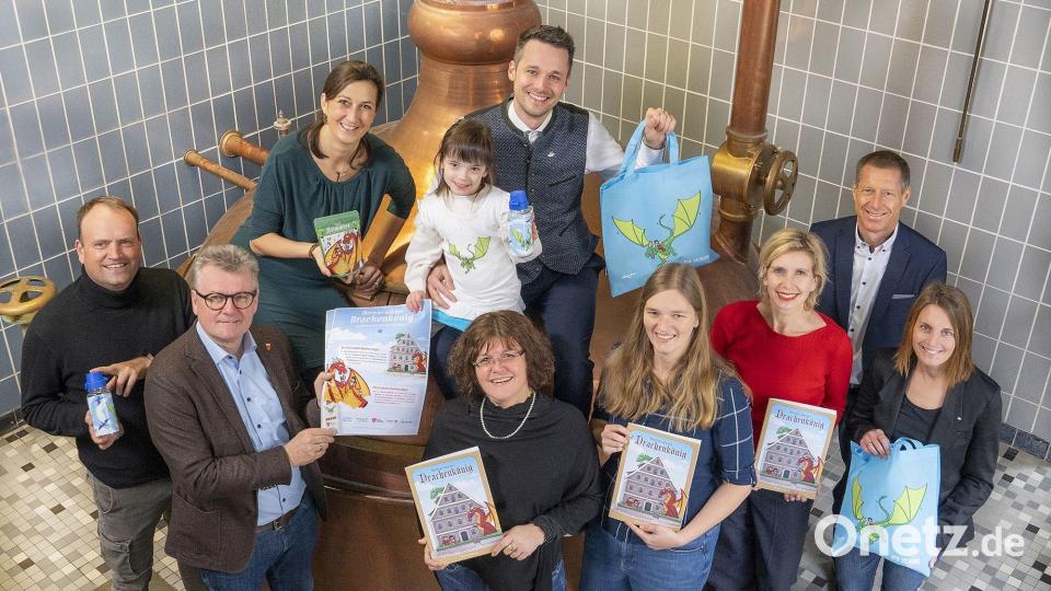 Die Unterstützer des Spendenprojekts &quot;Marlene und der Drachenkönig&quot; im Sperber-Bräu-Sudhaus: Von links, vordere Reihe: Frank Sperber (Elasto Form-Geschäftsführer), Bürgermeister Michael Göth, Autorin Tanja Weiß, Illustratorin Melanie Lipka, Kulturamtsleiterin Angela Thar, Stephanie Fuchs (VR Bank Amberg-Sulzbach). Hintere Reihe: Nicole Glamsch (Lied und Teerezeptur), Wirt Michael Sperber mit Tochter Marlene, Franz Kormann (VR Bank Amberg-Sulzbach). Bild: Thilo Hierstetter/exb