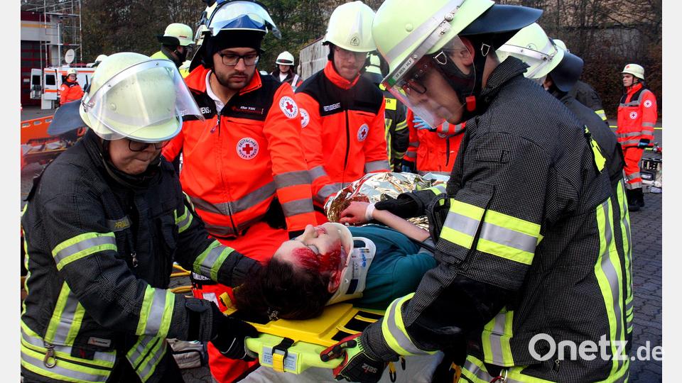 Rettungskräfte kümmern sich um eine der jungen Frauen aus dem Pkw. Bild: R. Kreuzer