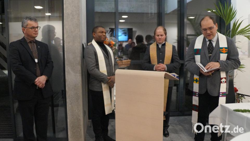 Die Segnung der Räumlichkeiten nahmen die Geistlichen (von rechts) Gerhard Beck, Stefan Wagner und Pfarrer Emmanuel vor. Bild: wel