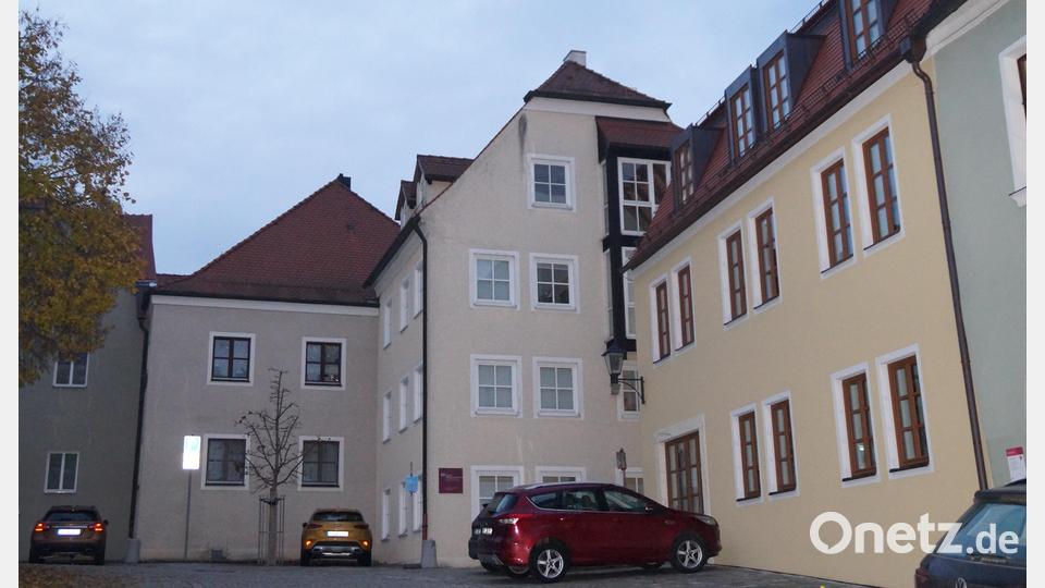 Der gelbe Rathausneubau Im Berg 7, wo früher das Altmann-Haus stand, fügt sich unauffällig in die Bestandsimmobilien ein Bild: wel