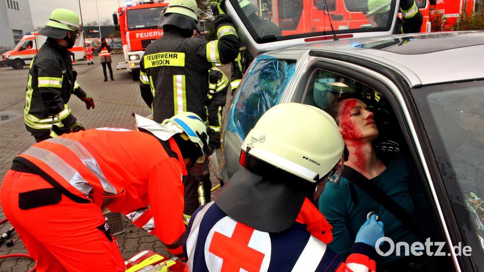 Die junge Frau im Auto ist schwer verletzt und bewusstlos. Die Rettungssanitäter versuchen, sie aus dem Auto zu befreien. Bild: R. Kreuzer