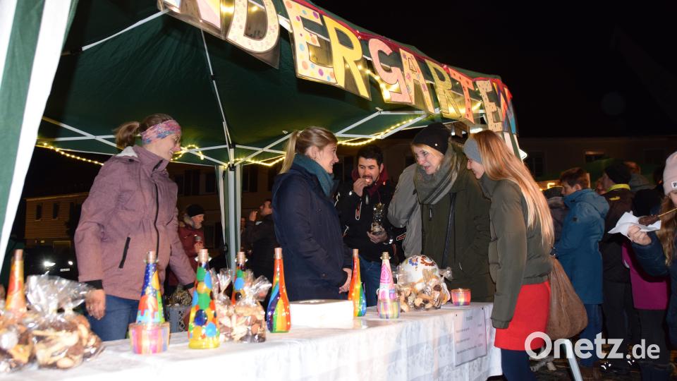 Am Stand des Kindergartens konnten die Besucher des Adventsmarktes selbst gemachte Plätzchen erwerben. Bild: wku