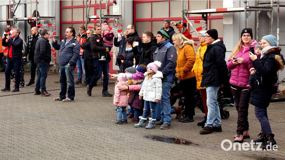Zahlreiche Zuschauer bestaunen das gestellte Unfallszenario des BRK Weiden. Bild: R. Kreuzer