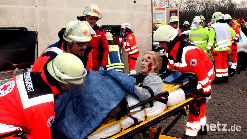 Ein verletzte Insassin wird auf einer Krankenliege abtransportiert. Bild: R. Kreuzer
