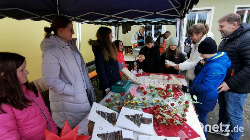 Die Minis haben selbst gefertigte Bastelsachen im Angebot. Bild: gz
