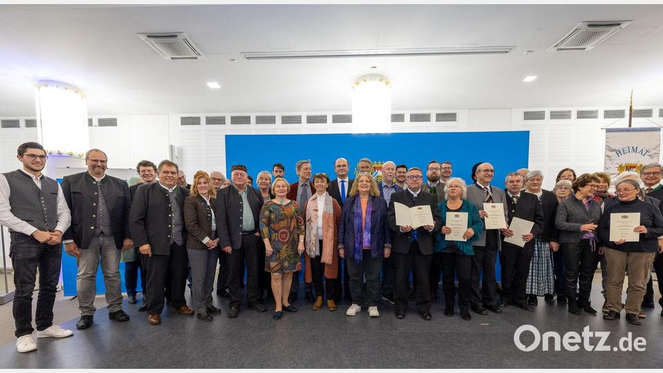 Finanz- und Heimatminister Albert Füracker mit allen 14 Preisträgern des diesjährigen &quot;Dialektpreis Bayern für Dialektvereine&quot;. Bild: StMFH/Christian Blaschka/exb