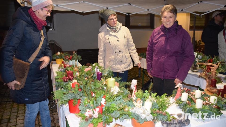 Die weihnachtlichen Gestecke werden vom evangelischen Frauenkreis selber angefertigt, wobei der Erlös der Kirchengemeinde zugute kommt. Bild: wku