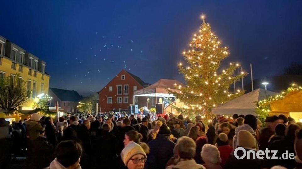Der beleuchtete Tannenbaum am Wernberg-Köblitzer Marktplatz sorgte für Weihnachtsstimmung. Bild: Tobias Lang/exb