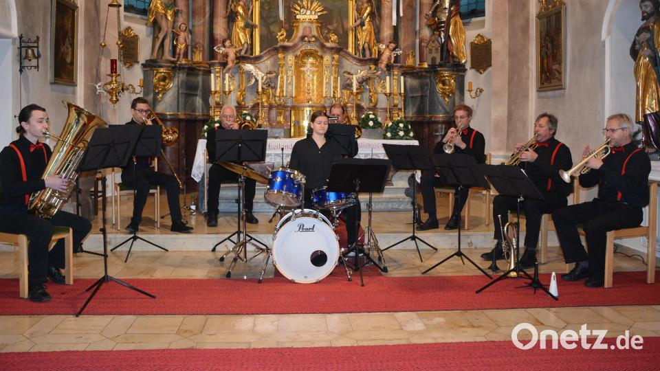 Die Big-Band der Konnersreuther Blaskapelle unter der Leitung von Armin Scharnagl (rechts) präsentierte beim „Kopf hoch“-Benefizkonzert weihnachtliche Klassiker im modernen Stil. Bild: jr